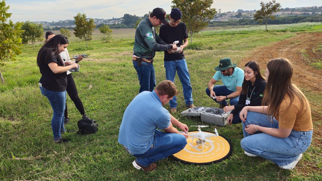 Alunos de Big Data participam de curso de operação de drones promovido em parceria com o Senar Alunos de Big Data participam de curso de operação de drones promovido em parceria com o Senar