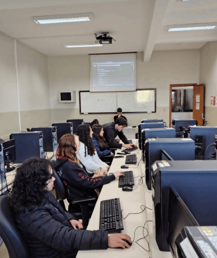 Alunas participando de oficina de programação