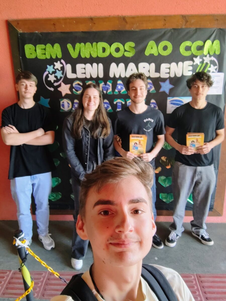 Estudantes em atividade de divulgação universitária