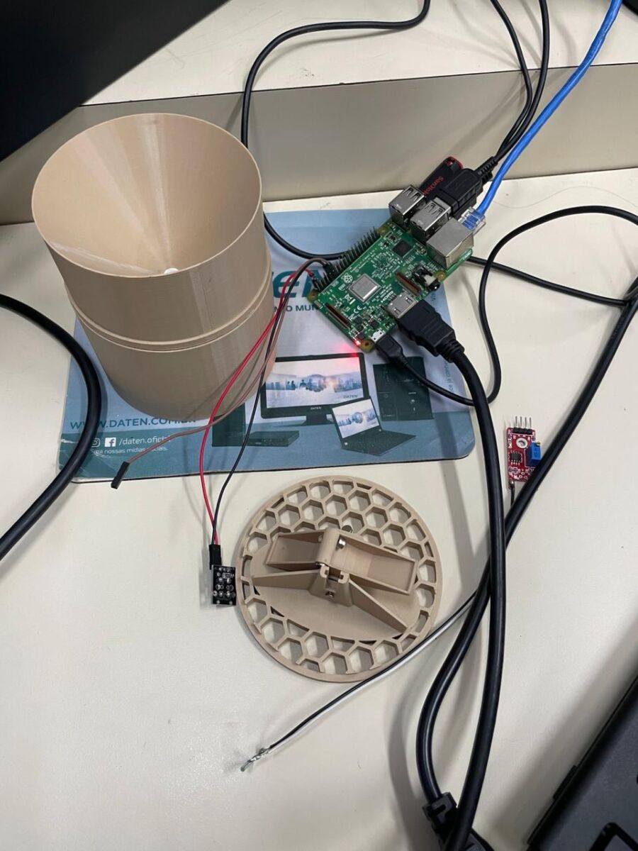 Pluviômetro eletrônico IoT em ambiente agrícola