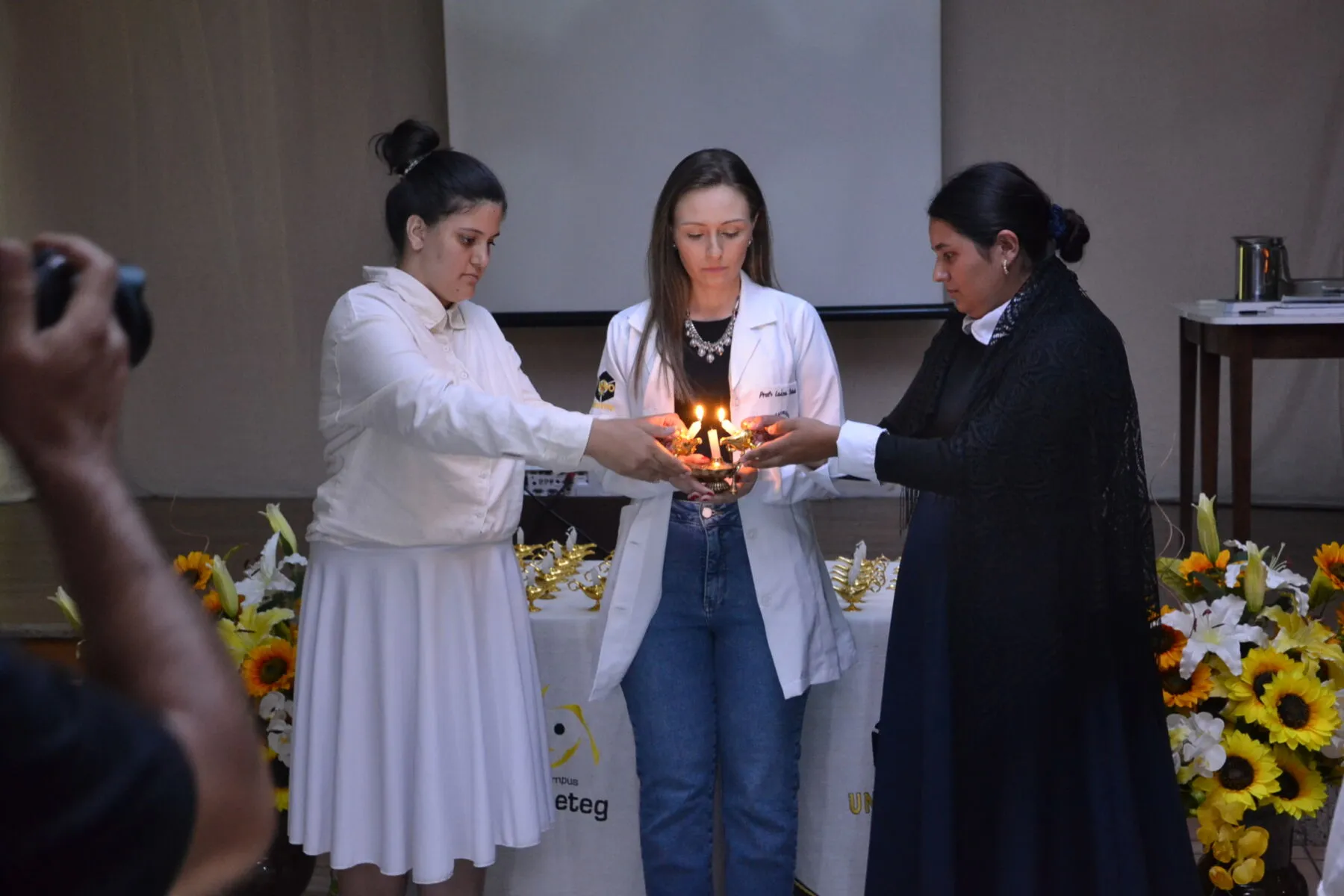 Cerimônia da Passagem da Lâmpada renova o compromisso de acadêmicos da Unicentro com a enfermagem