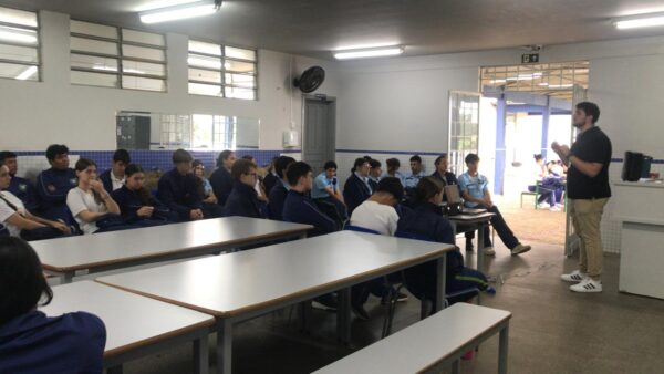 InovaLab promove conversa sobre inovação com alunos do ensino médio do Colégio Mahatma Gandhi