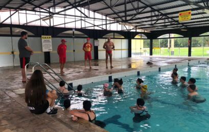 Alunos de Educação Física participam de aula de salvamento aquático com o Corpo de Bombeiros de Irati