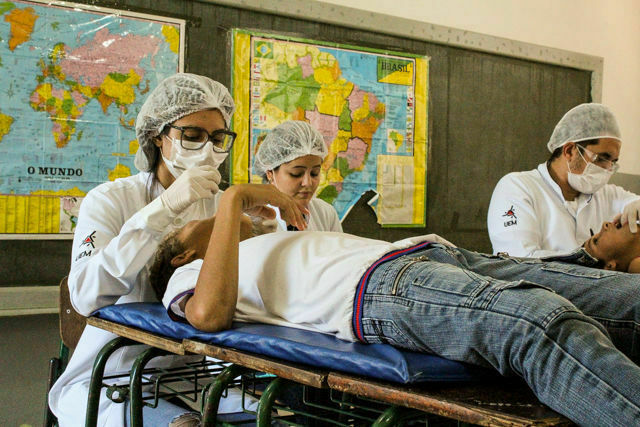 Projeto da UEM promove educação e tratamento odontológico em escolas de Sarandi e Marialva