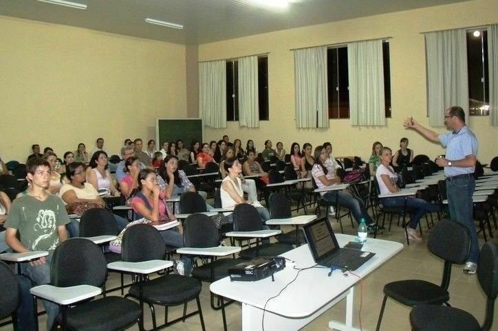 Unicentro abre 100 vagas para curso pré-vestibular