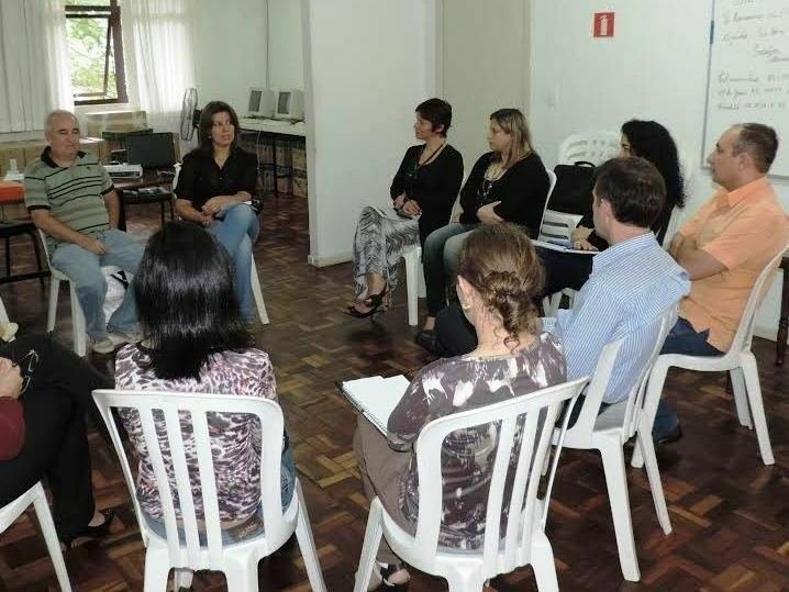 Coordenadora do Pibid discute práticas do programa no NRE de Guarapuava