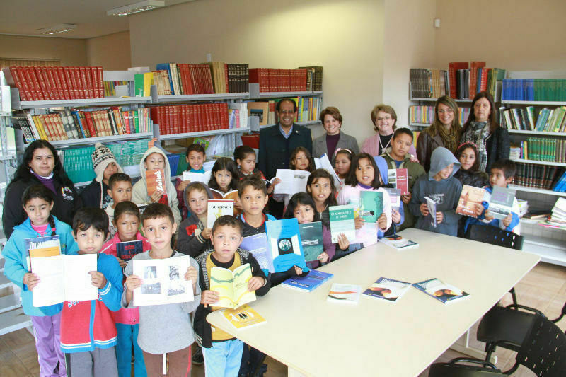 Livros da Editora da Unicentro serão distribuídos para escolas municipais