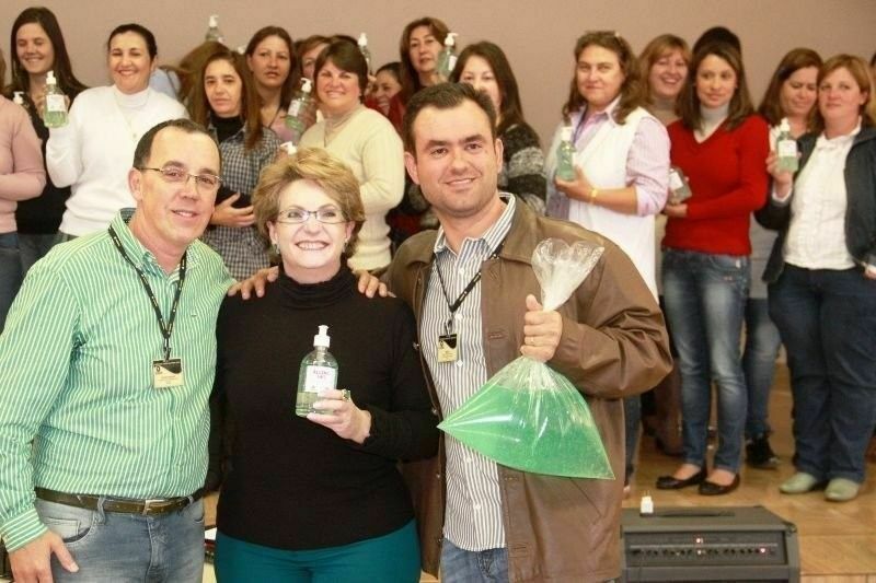 Unicentro doa uma tonelada de álcool em gel à Secretaria de Educação de Guarapuava