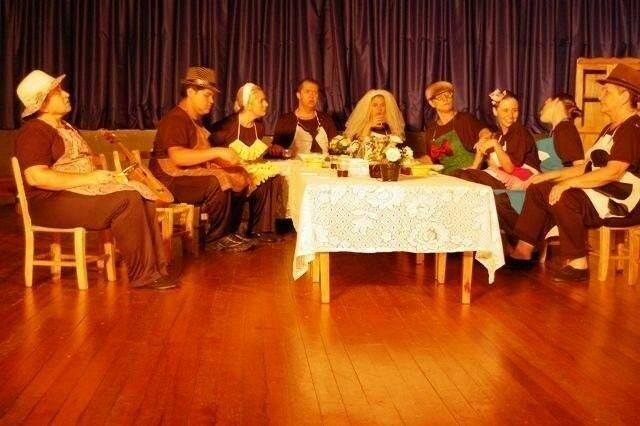 Grupo de Teatro IR A TI apresenta “O casamento do pequeno burguês”