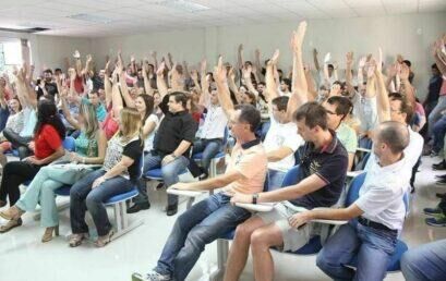 Servidores e docentes aprovam fim da greve