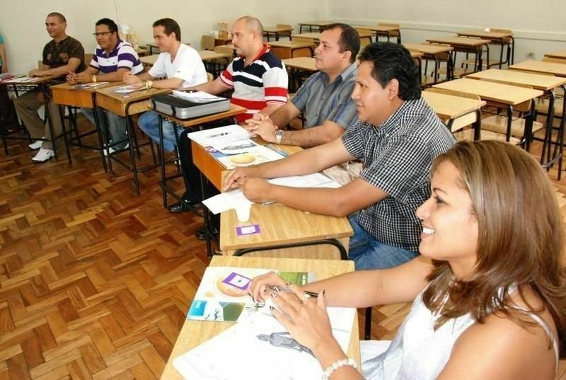 Médicos estrangeiros aprendem língua portuguesa na Unicentro