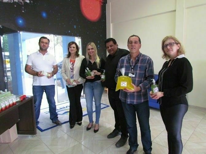 Unicentro realiza doação de álcool em gel à Secretaria de Educação de Guarapuava
