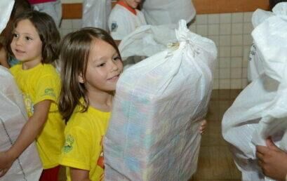 Unicentro entrega sacolas arrecadadas na Campanha Natal Solidário