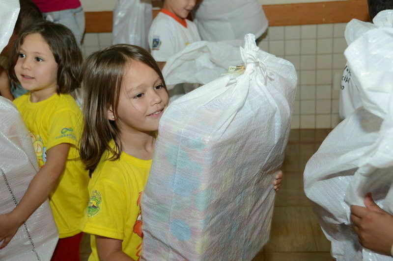 Unicentro entrega sacolas arrecadadas na Campanha Natal Solidário