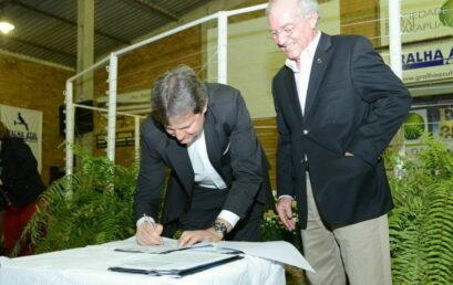 Em noite de abertura da Expogua, Unicentro e Iapar assinam termo de cessão de uso