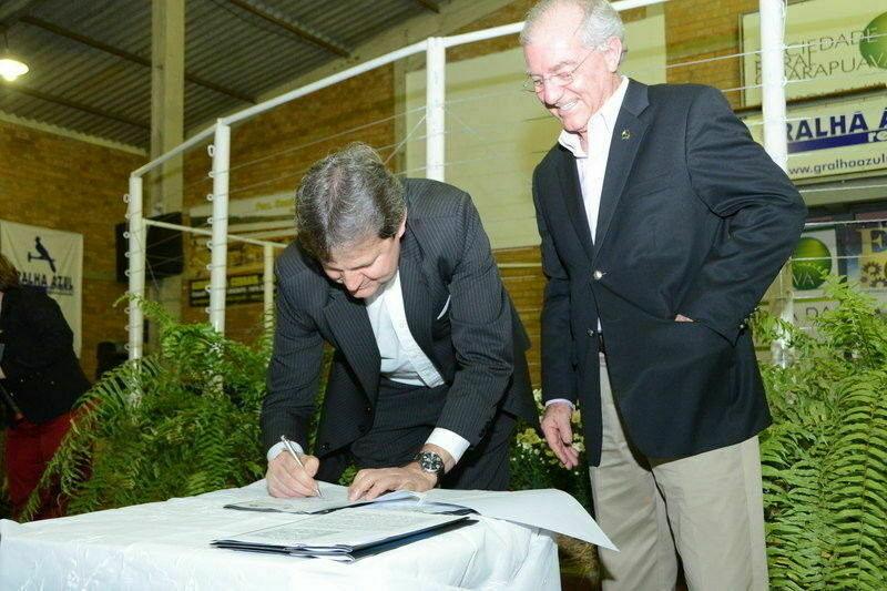 Em noite de abertura da Expogua, Unicentro e Iapar assinam termo de cessão de uso