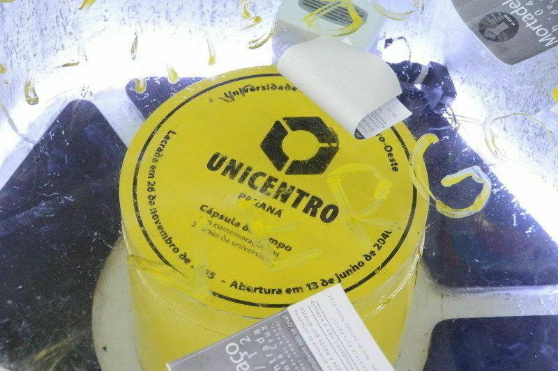 Estudantes protestam contra falta de repasses à Unicentro Estudantes protestam contra falta de repasses à Unicentro