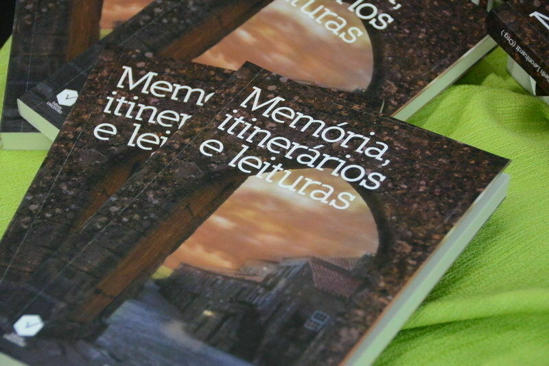 Associação de docentes aposentados da Unicentro lança livro sobre memórias