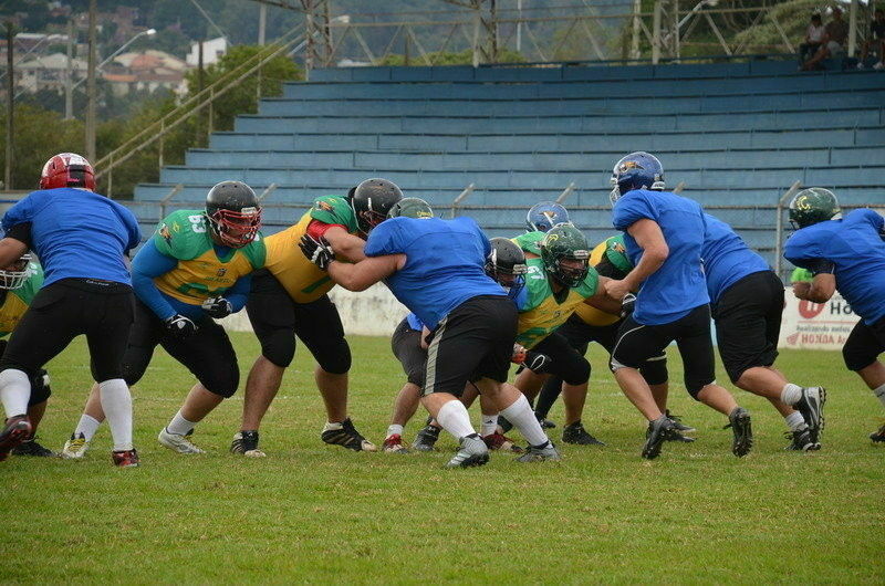 Seleção Brasileira de Futebol Americano faz treinamento no campus Irati