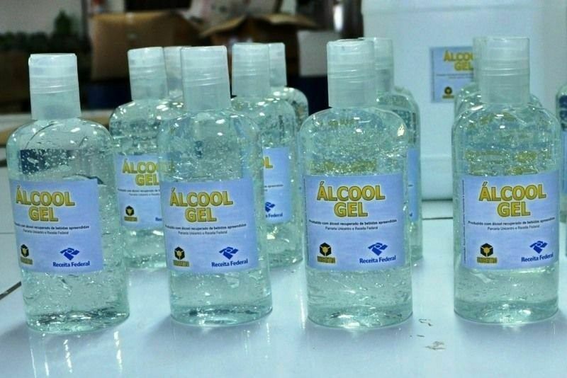 Unicentro fornece 300 kg de álcool em gel para a Defesa Civil