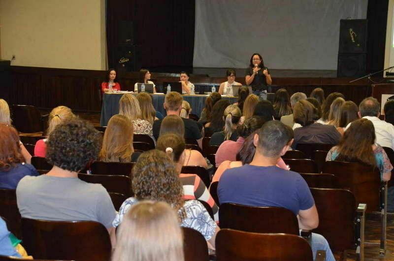 Professores e acadêmicos discutem a Base Nacional Comum Curricular
