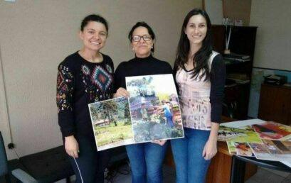 Acadêmicas de Jornalismo entregam fotos para Funai