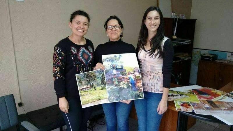 Acadêmicas de Jornalismo entregam fotos para Funai