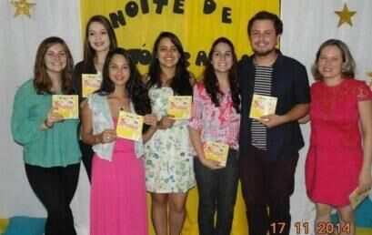 Acadêmicos da Unicentro entregam livro de lendas produzido com alunos de escola municipal