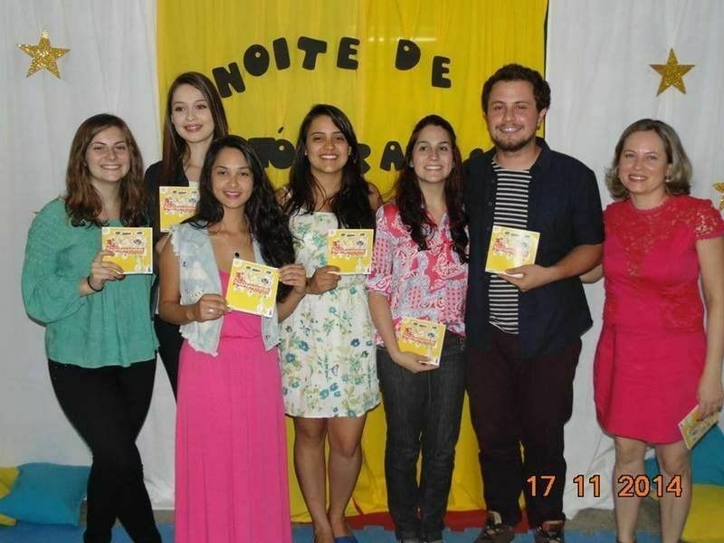 Acadêmicos da Unicentro entregam livro de lendas produzido com alunos de escola municipal