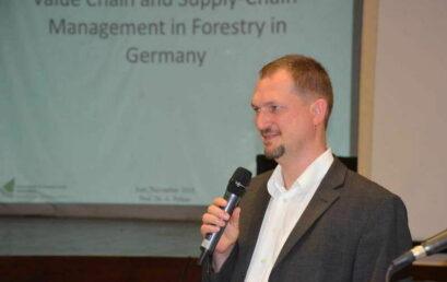 Professor da Universidade de Rottenburg ministra palestra na Unicentro