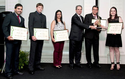Aluna da Unicentro recebe prêmio nacional da indústria de tintas