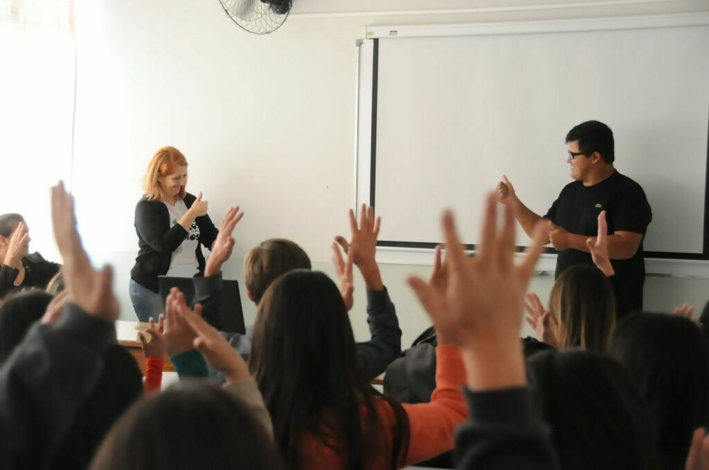 Inclusão do surdo no ambiente universitário é debatida em evento na Unicentro