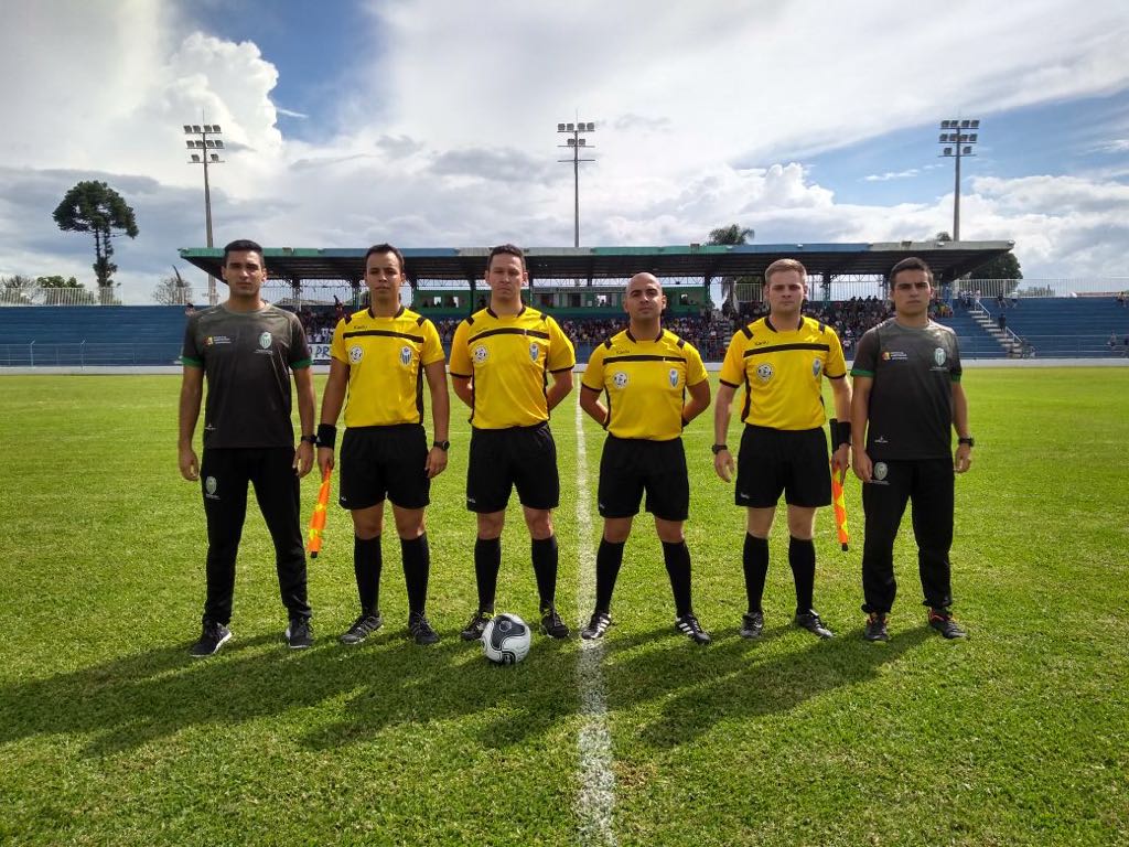 Departamento de Educação Física e Federação Paranaense se Futebol firmam parceria para formação de árbitros