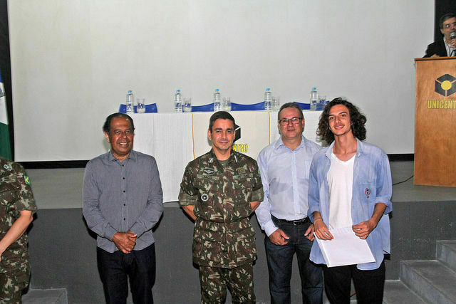 Alunos da Unicentro recebem diploma pela participação em treinamento do exército