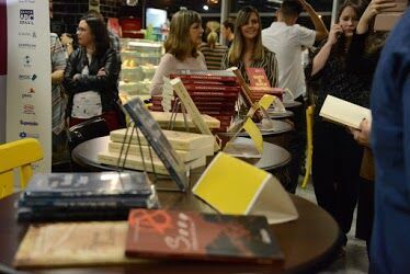 Editora da Unicentro reúne 18 autores em noite de autógrafos na livraria A Página