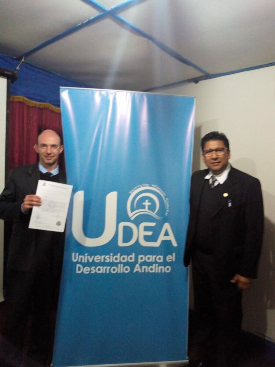 Professor da Unicentro é homenageado pela Universidade para o Desenvolvimento Andino
