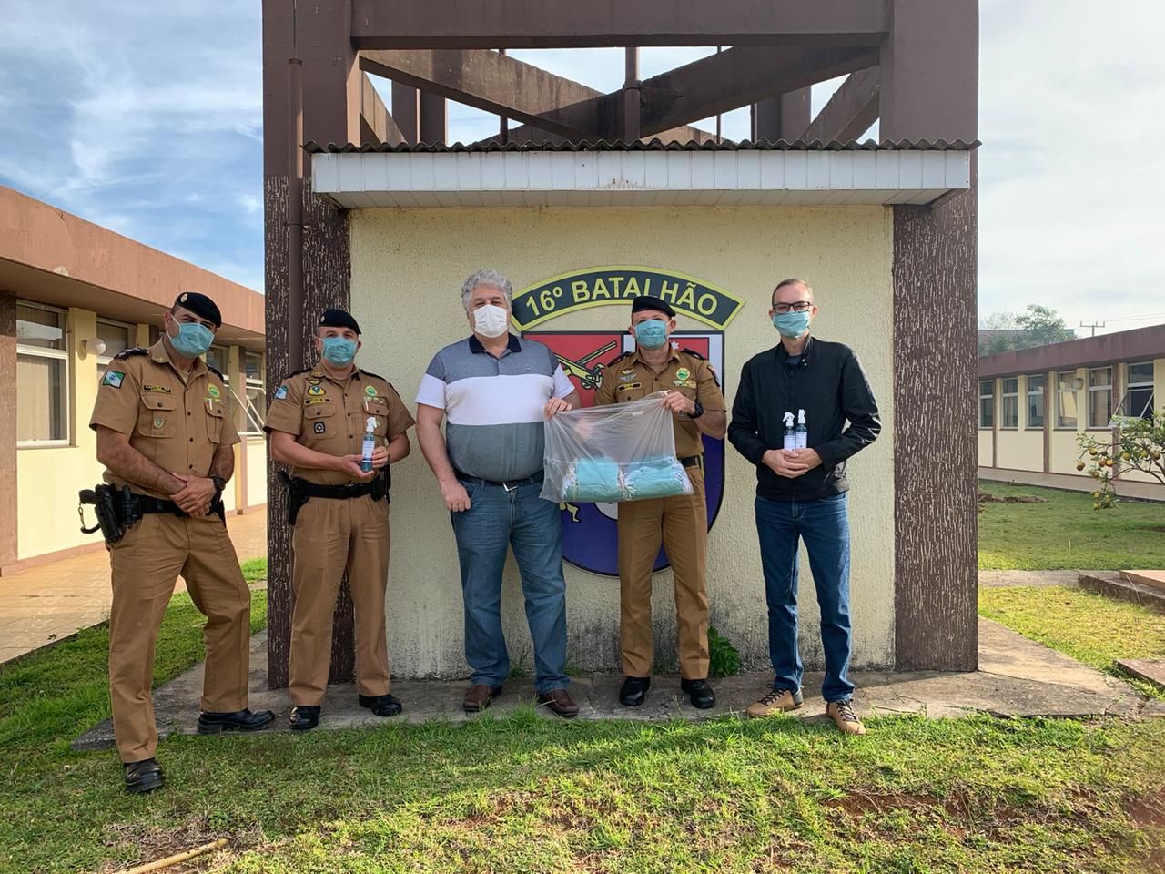 Unicentro entrega máscaras cirúrgicas para Polícia Militar de Guarapuava
