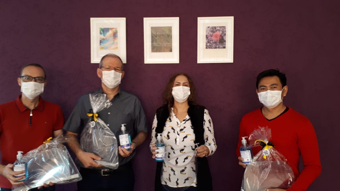Unicentro entrega face shields e álcool em gel para o Ministério da Saúde