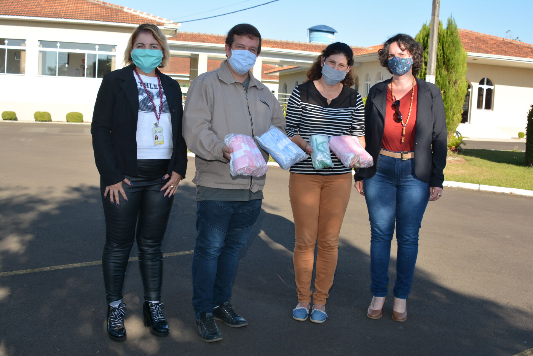 Em Irati, Unicentro doa máscaras para instituição de longa permanência de idosos