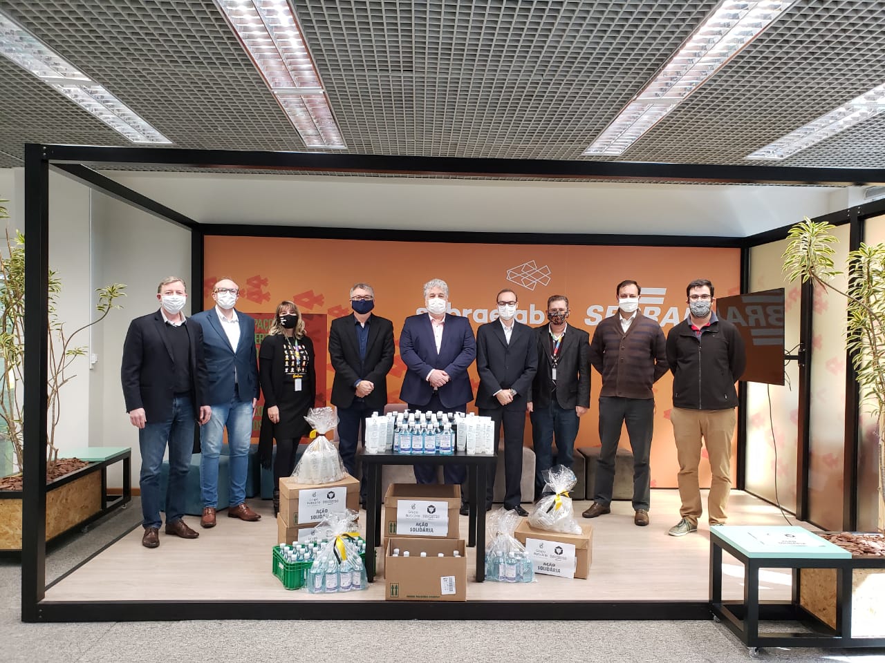 Unicentro entrega 400 tubos de álcool 70% para Sebrae Paraná