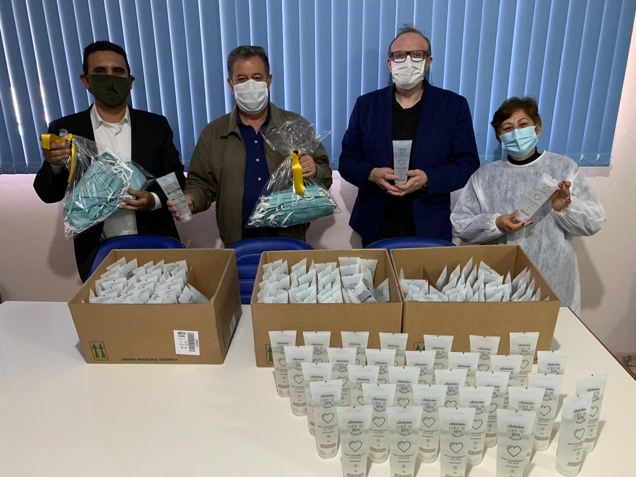 Unicentro doa álcool-gel e máscaras cirúrgicas para Nova Laranjeiras