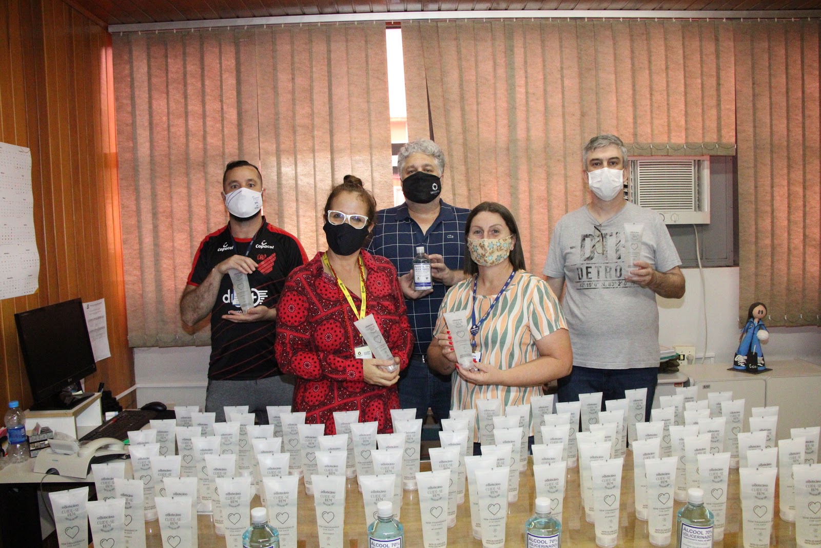 Unicentro repassa álcool em gel para grupo de idosos do Sesc