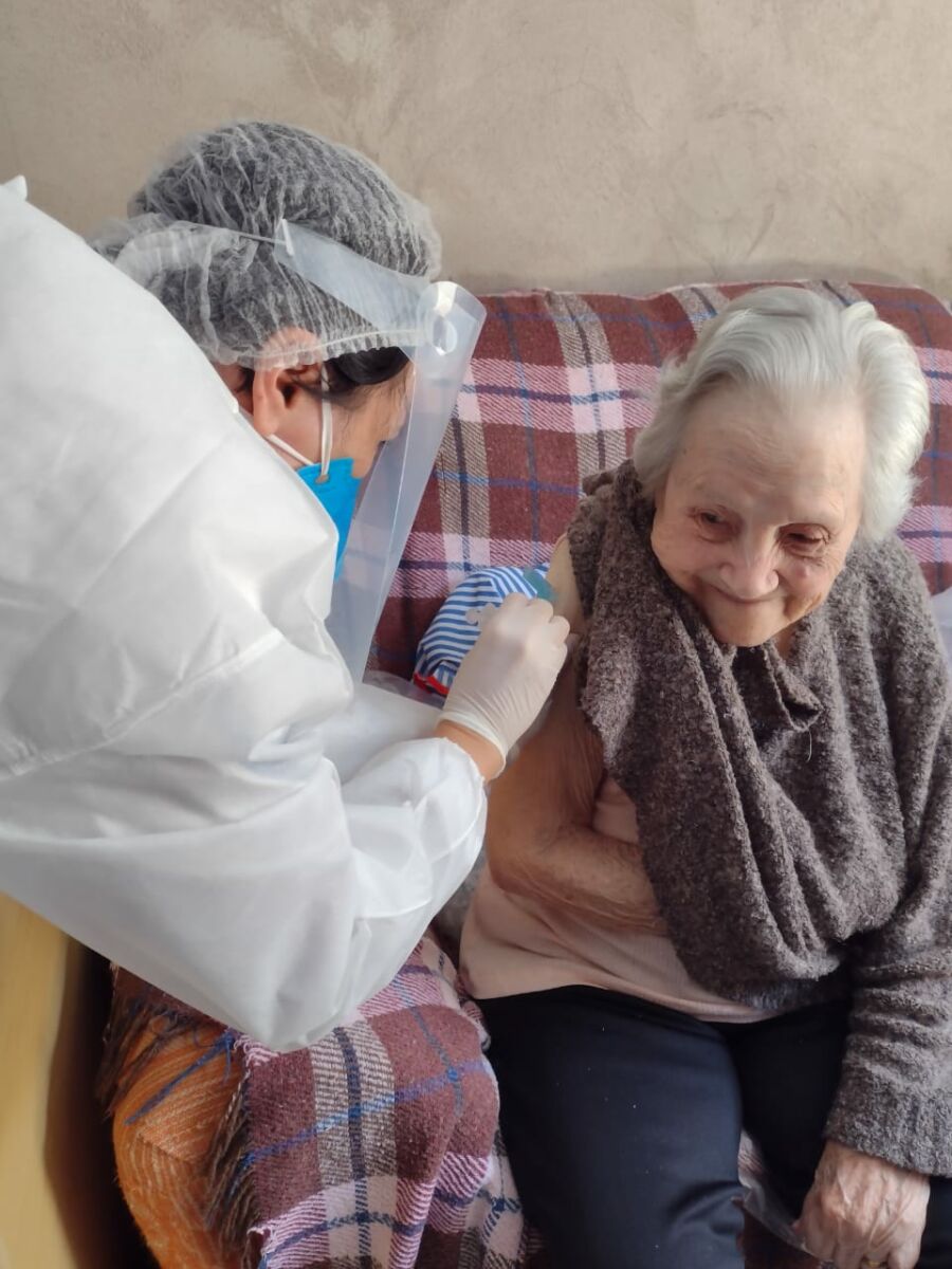 Professoras da Unicentro visitam idosos acamados para aplicar vacina contra a Covid-19