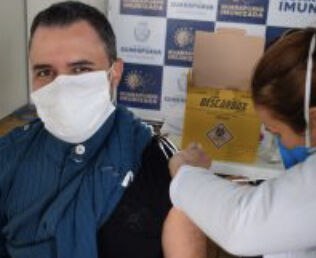 Trabalhadores da Unicentro são vacinados com imunizante da Covid-19