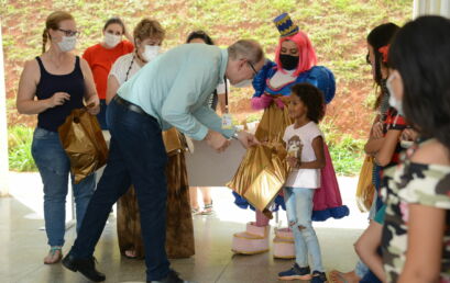 Unicentro entrega kits arrecadados pela campanha de Natal, em Guarapuava