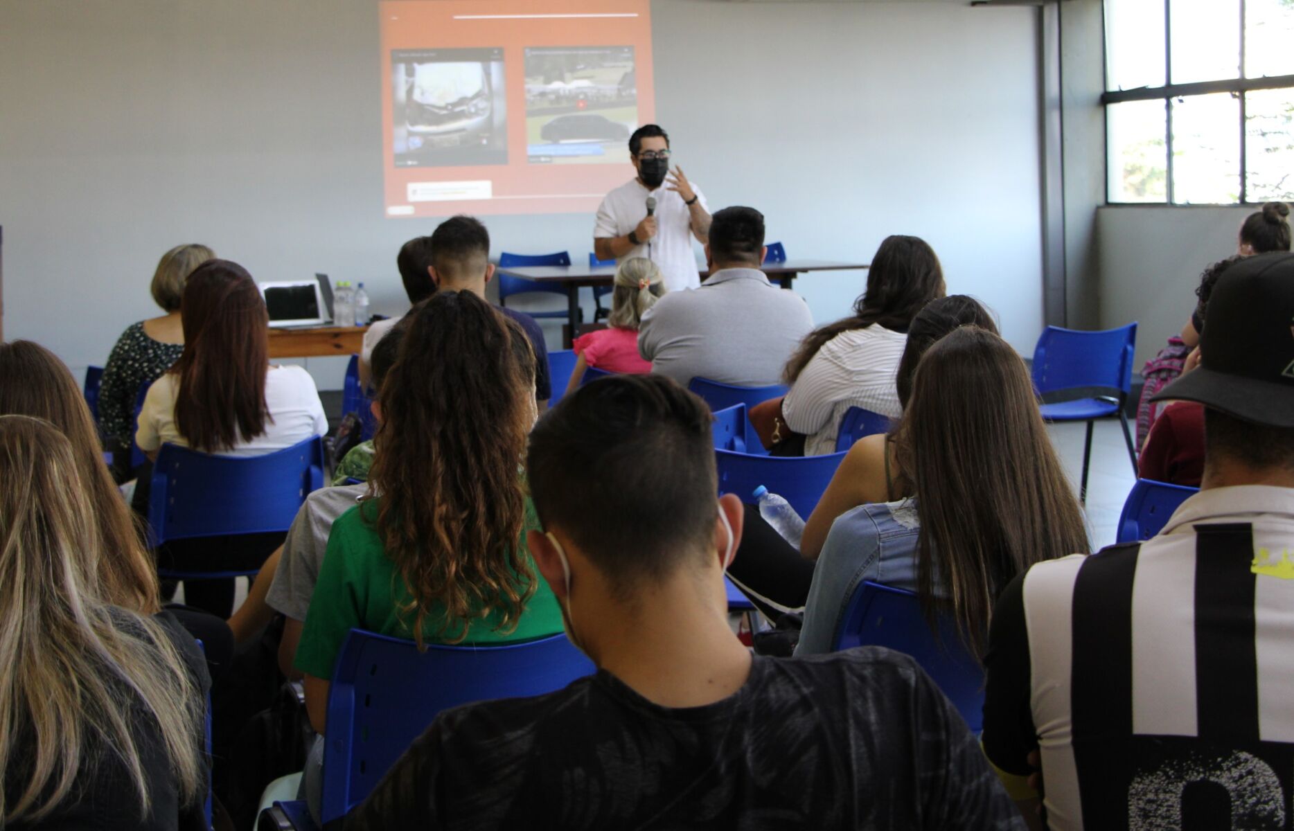 Estudantes de Jornalismo participam de palestra com egresso do curso