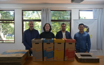 Unicentro recebe a doação de caixas para coleta seletiva