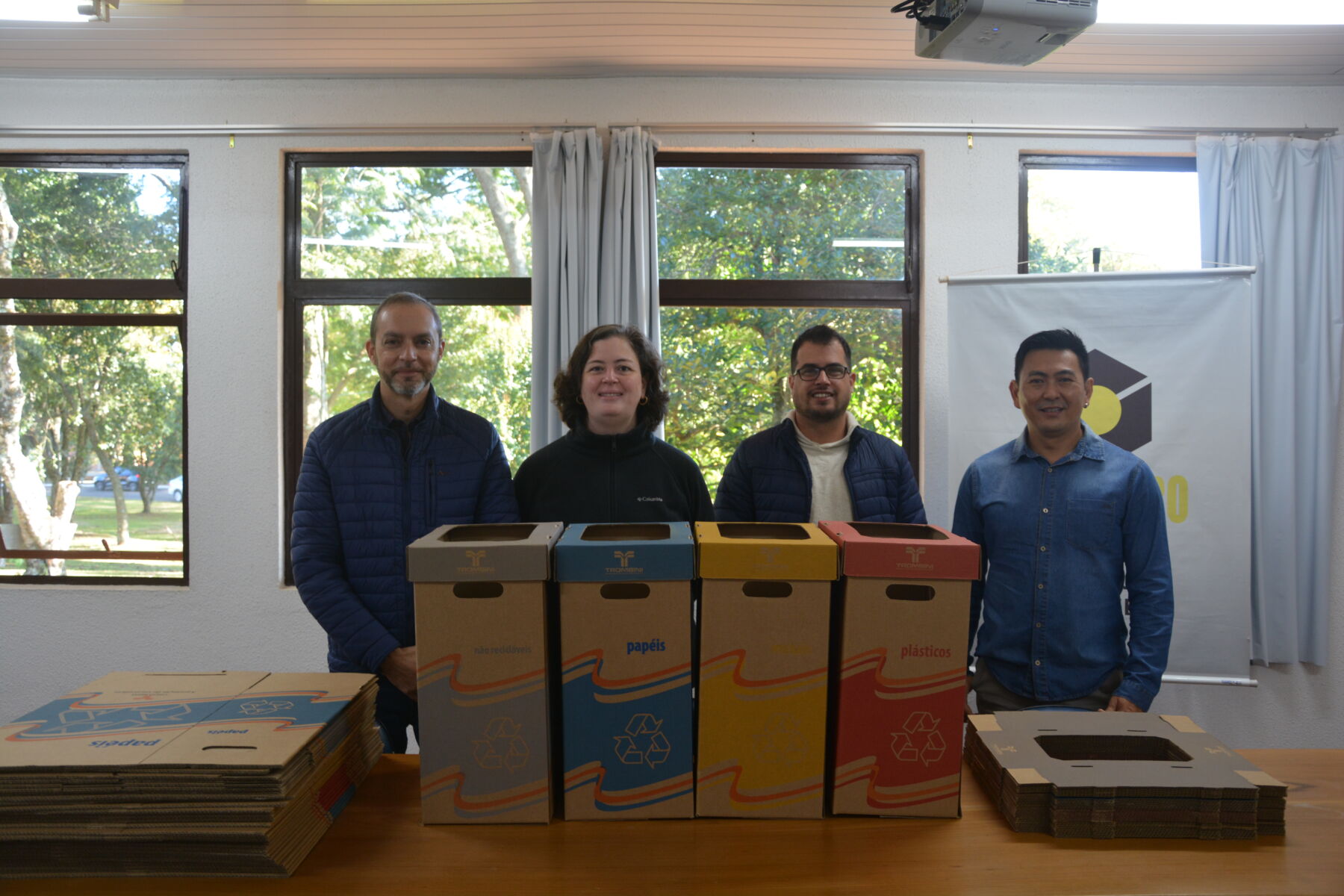 Unicentro recebe a doação de caixas para coleta seletiva