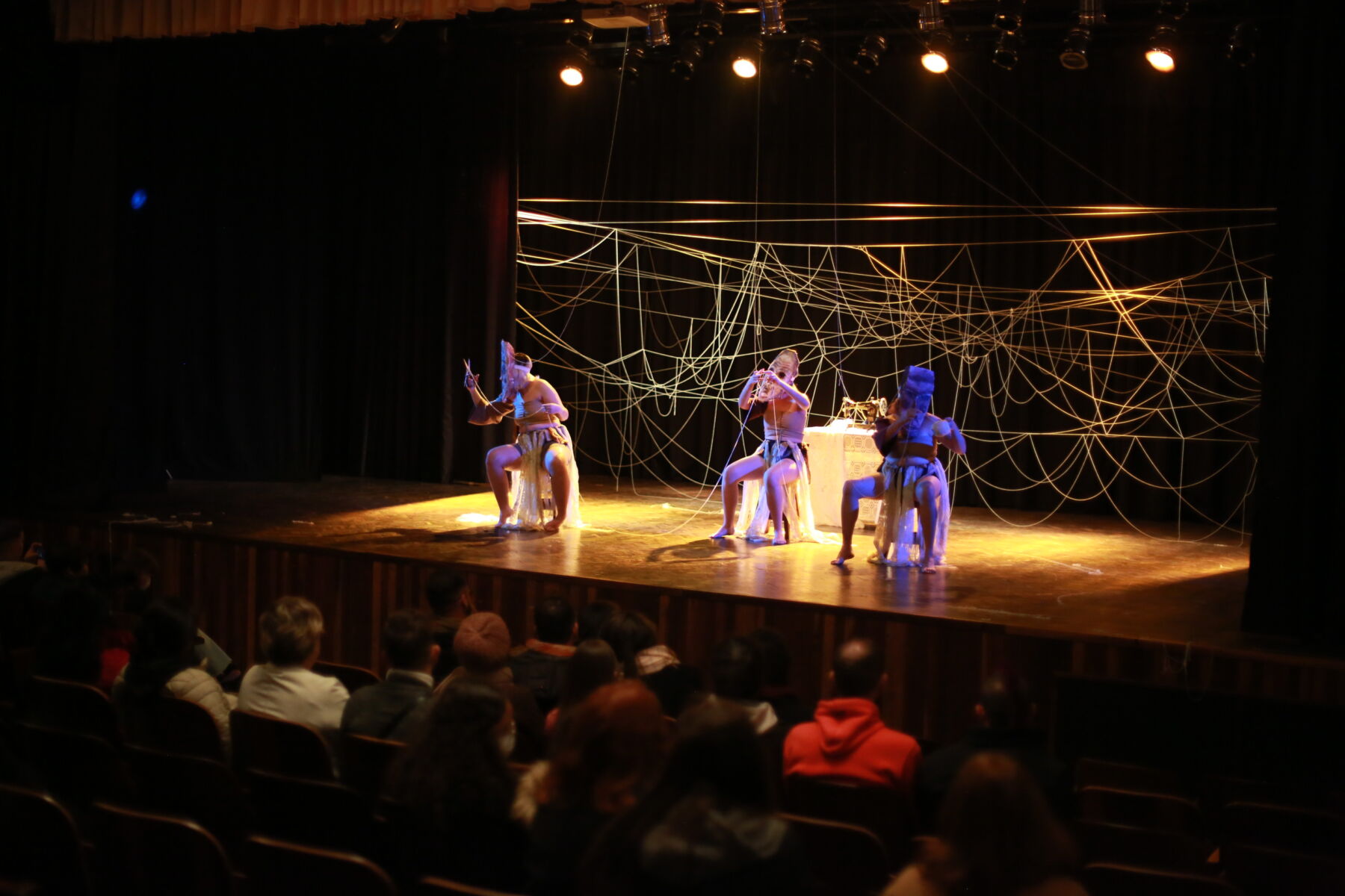 Estudantes da Unicentro levam mitologia grega para o palco do Auditório Francisco Contini