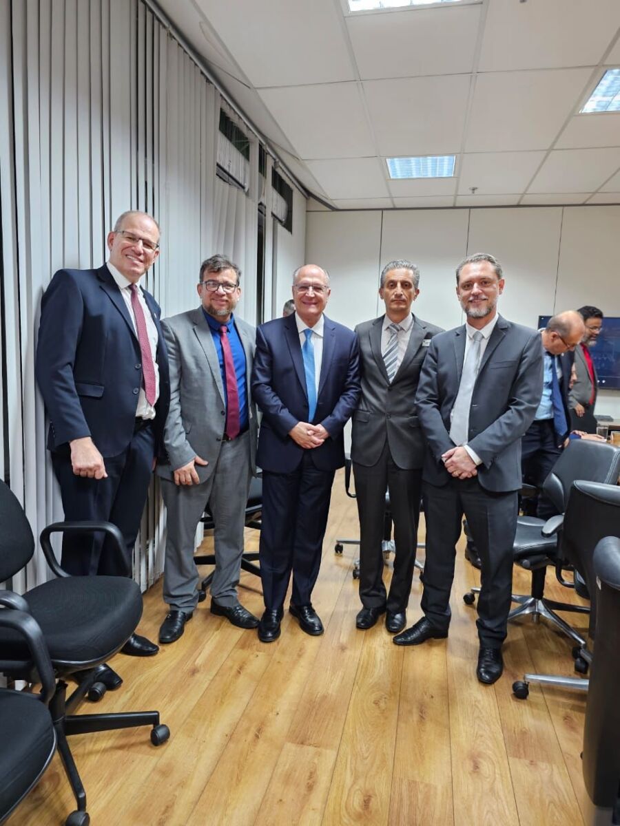 Reitor da Unicentro participa de audiências com quatro ministros do governo Lula